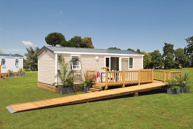 Mobil-home Confort 32m² (2 chambres) + TV + terrasse – adapté pour personnes à mobilité réduite